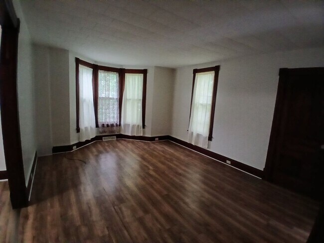 Building Photo - 306 N Elm Ave