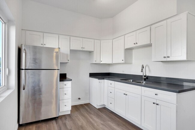 Building Photo - This bright upstairs 2 Bed / 2 Bath apartm...