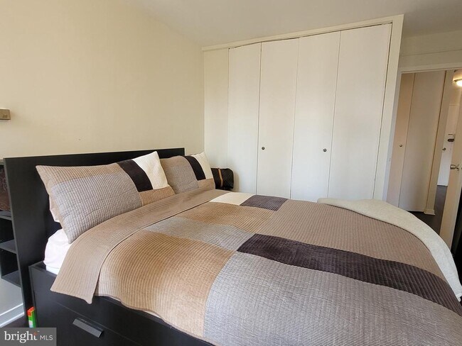 Building Photo - 224 W Rittenhouse Square