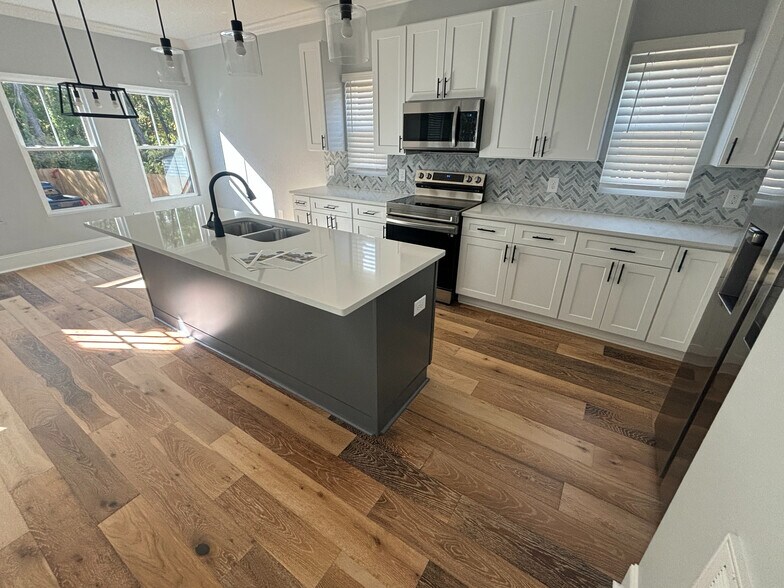 Building Photo - Room in Single Family Home on Booker Ave