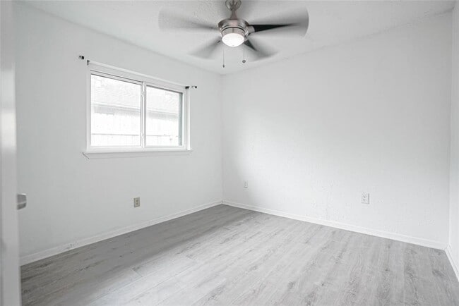 Building Photo - 1103 W Brompton Dr