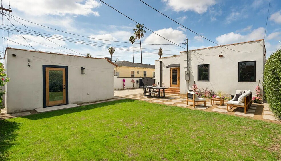 Building Photo - 3928 S Bronson Ave