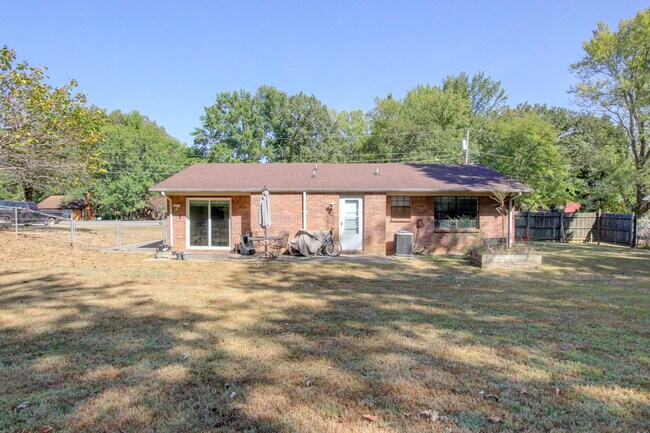 Building Photo - 554 Roselawn Dr