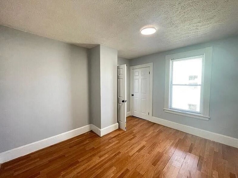 Building Photo - 231 Laurel, 3