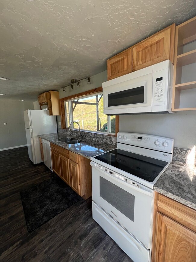 Building Photo - Peaceful Country Home with Patio & Detached Garage