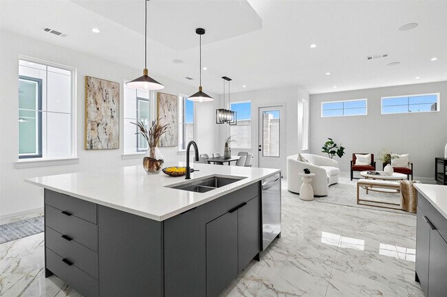 Building Photo - 2909 El Fenice Ln