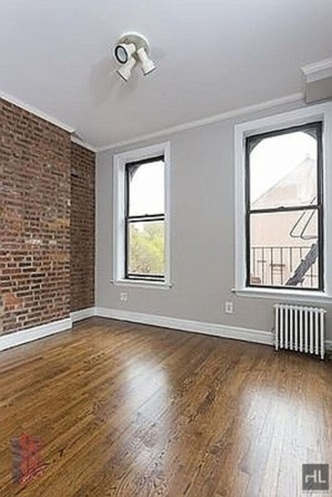 Building Photo - Mott Street