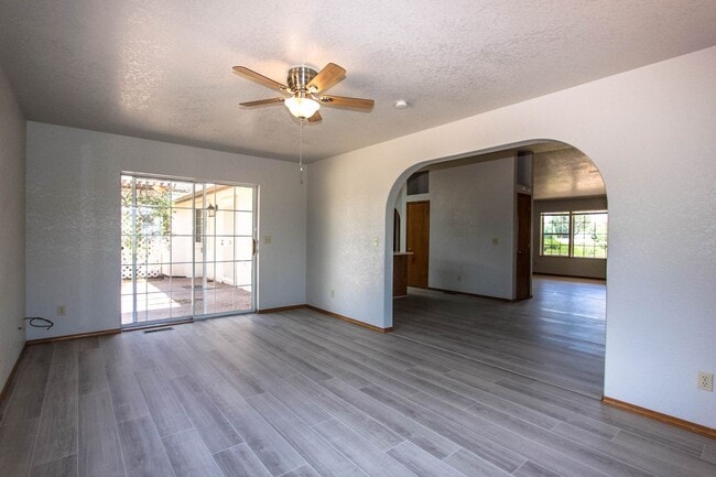 Building Photo - Williamson Valley Home with 3 Car Garage
