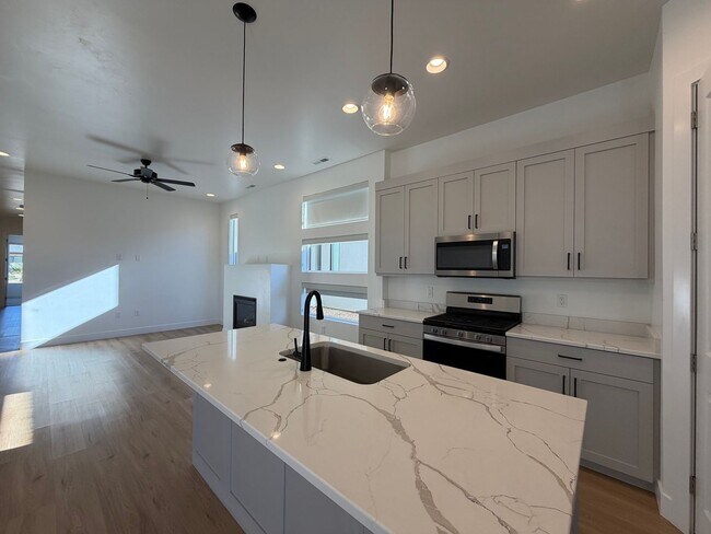 Building Photo - SPACIOUS PATIO HOME FOR RENT!