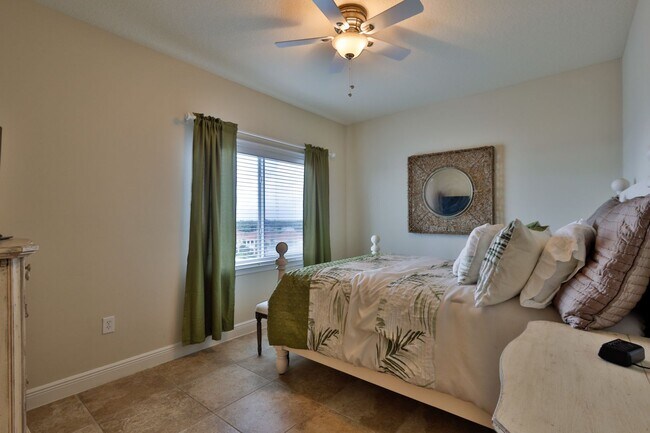 Building Photo - Oceanfront Condo 2 bed/ 2ba Beautifully Decorated and Furnished