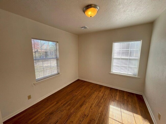 Building Photo - 2 bed one bath with Large outdoor space, o...