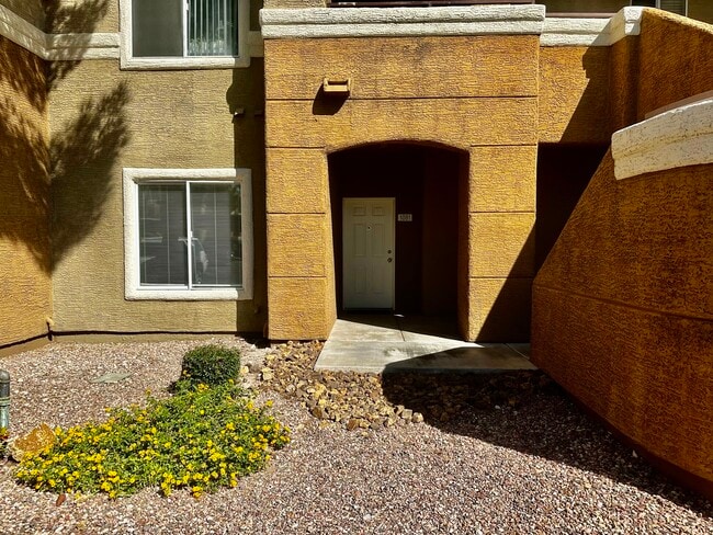 Building Photo - 8070 W Russell Rd