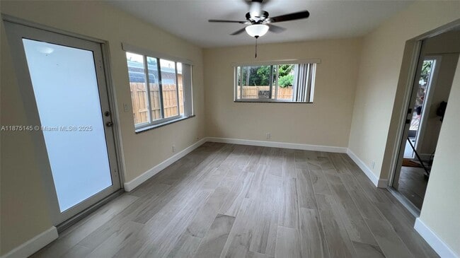 Building Photo - 2559 NE 10th Ct