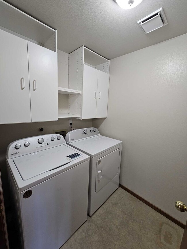 Building Photo - Spacious 2467 sq ft 4 Bedroom 2.5 Bath hom...