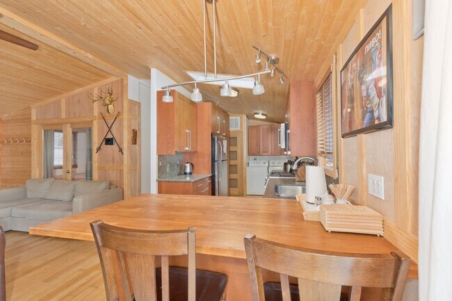 Building Photo - Stylish & Spacious Mountain Home – Fully U...