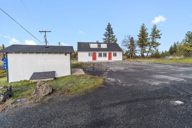 Building Photo - 1909 S Garden Springs Rd