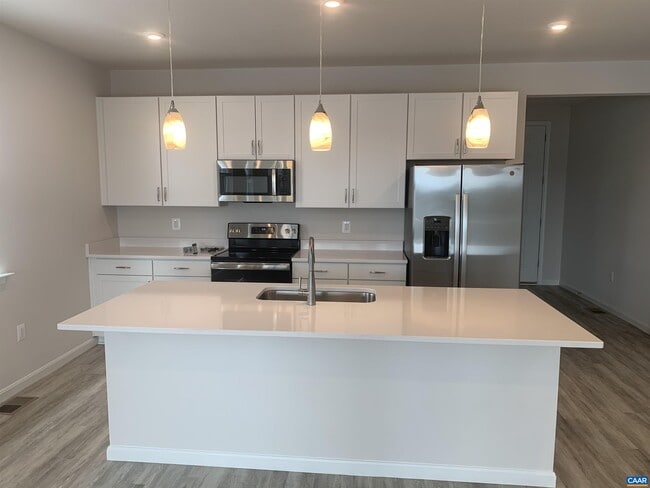 Building Photo - 758 Round Hill Rd