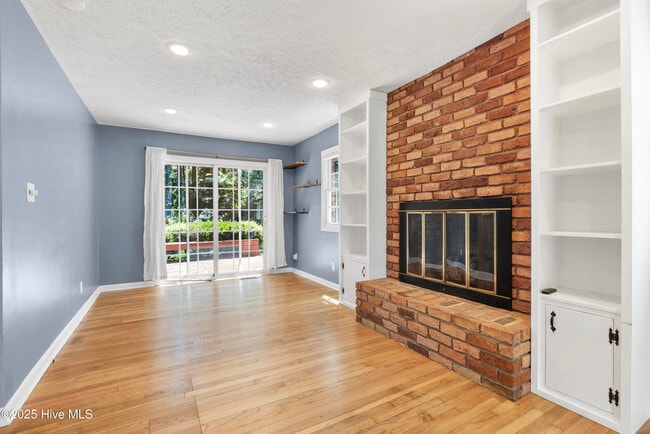 Building Photo - 1355 N Rdg St