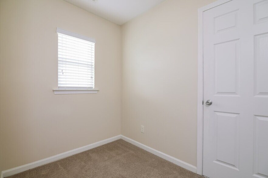 Building Photo - 731 Hunters Ridge Dr
