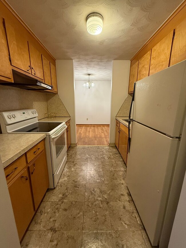 Building Photo - 490 Burritt St