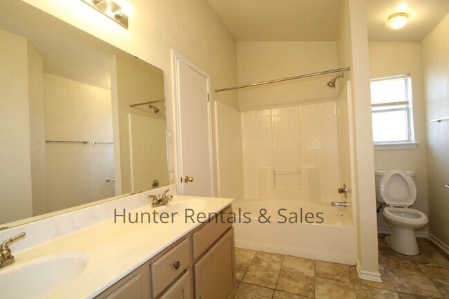 Building Photo - Comfortable 3-Bedroom Home in the Stratfor...