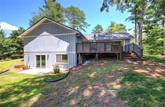 Building Photo - 3410 Holliglen Dr