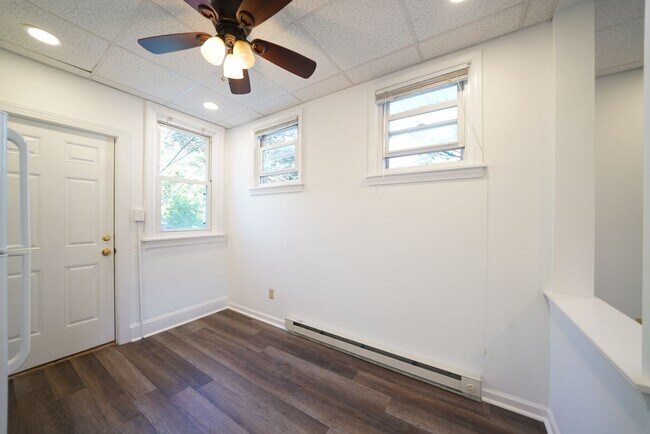 Building Photo - 402 N Church St