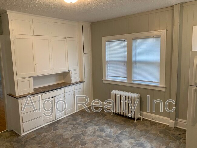 Building Photo - 1519 Queen Ave N