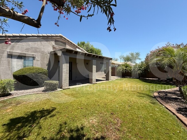 Building Photo - 995 E Blue Spruce Ln