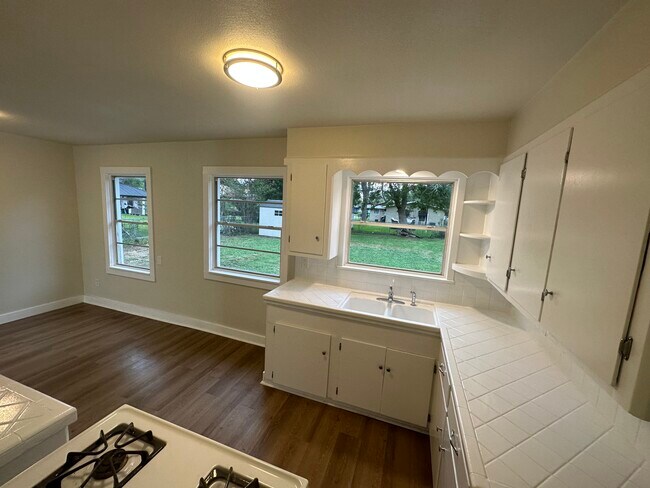 Building Photo - 1908 E Mimosa Ave