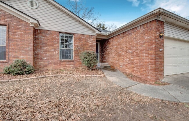 Building Photo - Highly Desirable 3-Bedroom Home with Modern Comforts.