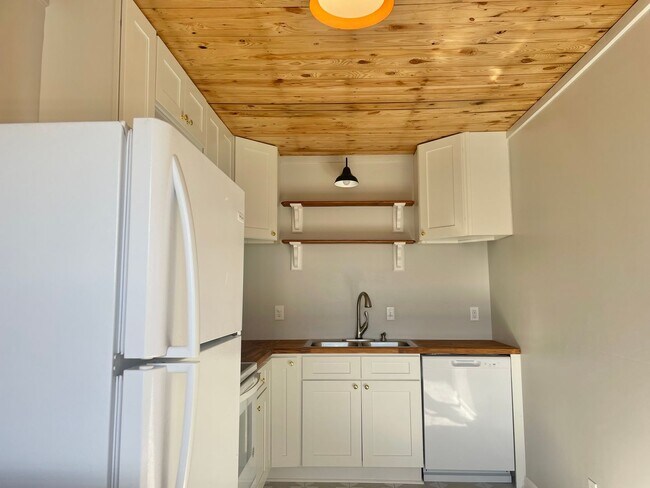 Building Photo - Centrally Located 1 bedroom 1 bath -  wate...