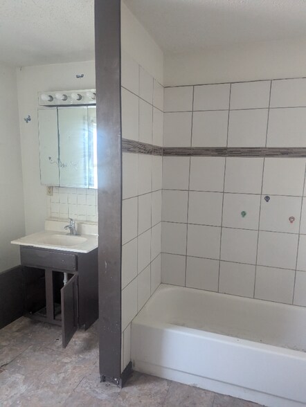 Building Photo - 2909 W Wyoming St