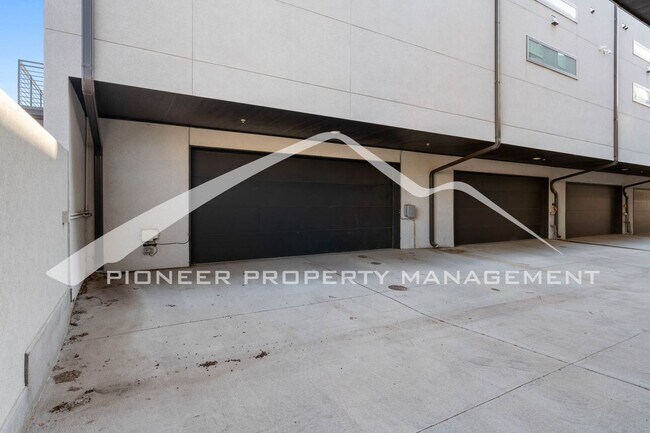 Building Photo - Fantastic Townhome with A Roof Top Patio, Attached Garage, and Central AC!