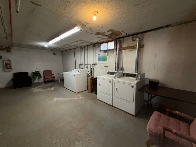 Building Photo - 27 Brewster Rd