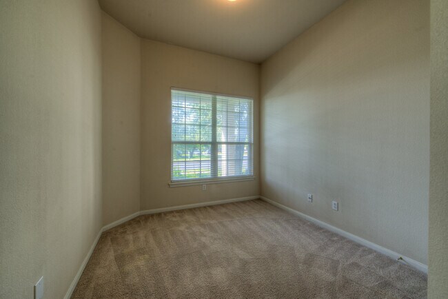 Building Photo - Quality home on cul-de-sac in quiet commun...