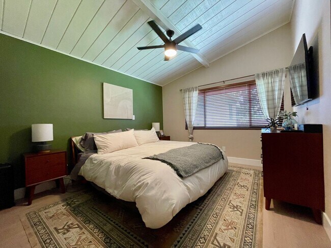 Building Photo - Gorgeous Mid century Modern home in San Carlos