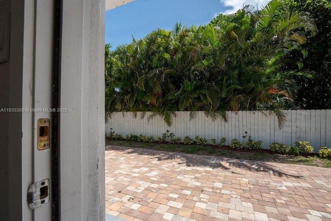 Building Photo - 2305 Tamarind Dr