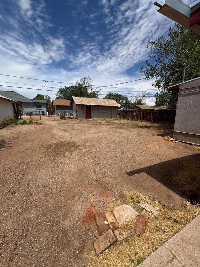 Building Photo - 705 N Kinsley Ave