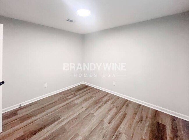 Building Photo - 324 Laurel Ln