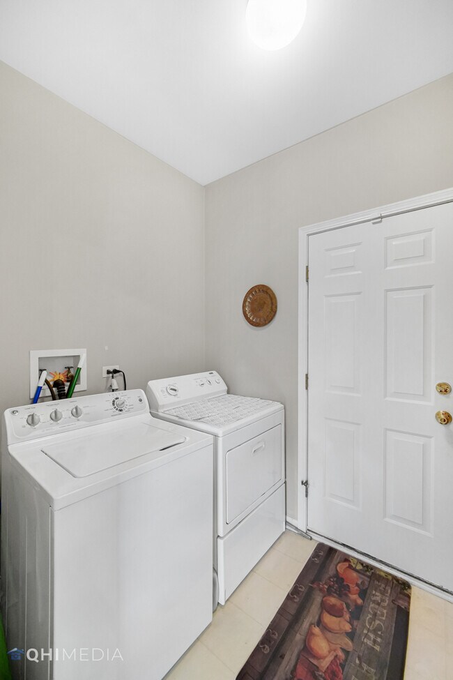 Building Photo - 3569 Charlemaine Dr