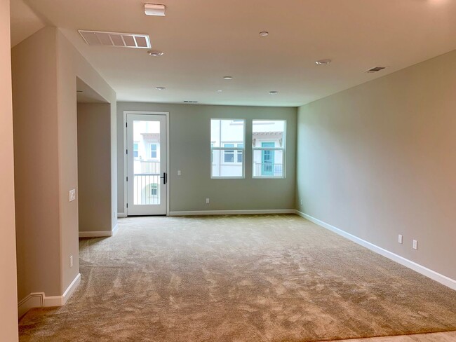 Building Photo - Oceanside Townhome Apartment - Offered By ...