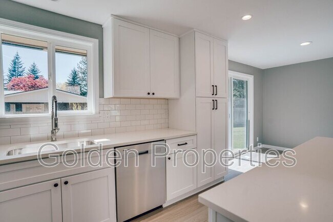 Building Photo - 3703 E Pine Hill Dr