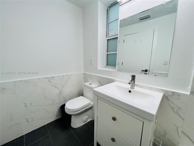 Building Photo - 960 Bay Dr