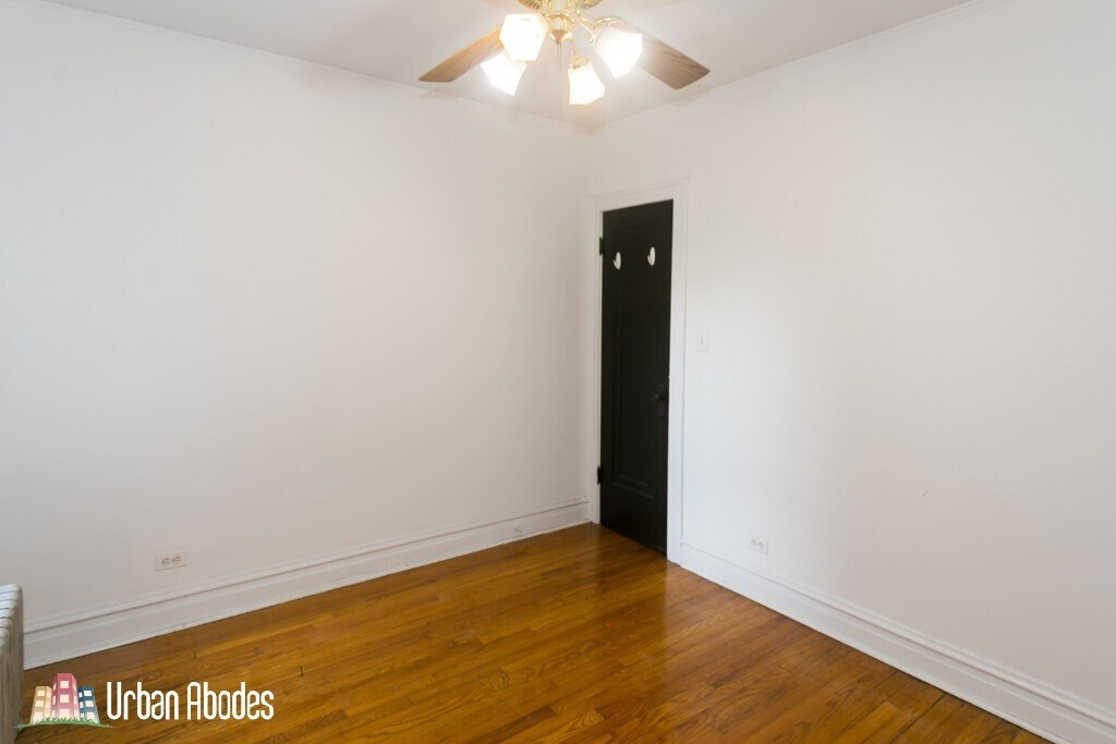 Building Photo - 1913 W Larchmont Ave