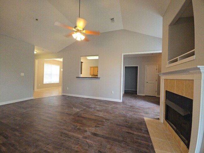Primary Photo - COMING SOON! 3bed/2bath Townhome w/Garage ...