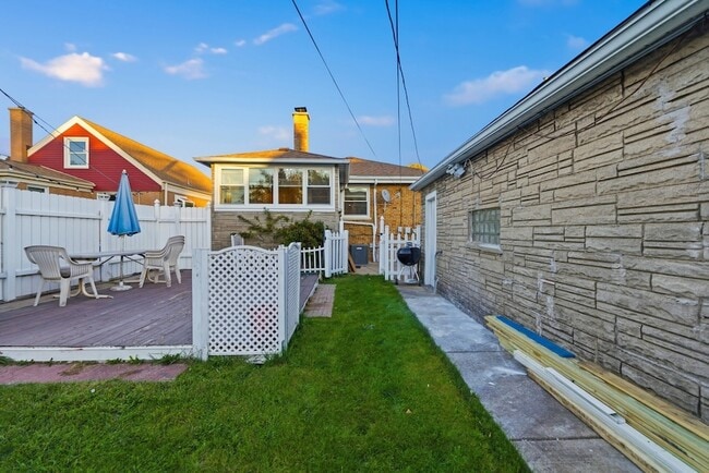 Building Photo - 4656 N Narragansett Ave