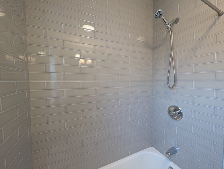 Building Photo - 711 W Brompton Ave