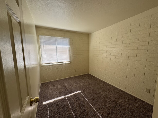 Building Photo - Holiday Gardens Townhome