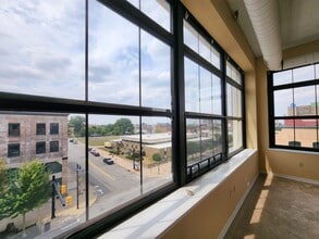 Building Photo - Down Town luxury condo is in a newly renov...